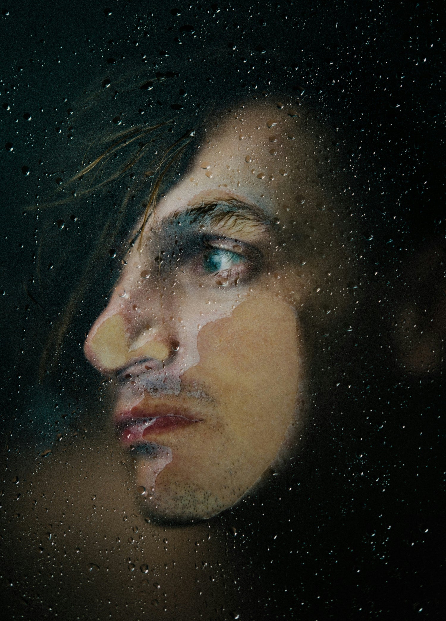Person hinter beschlagener Glasscheibe in dampfgefülltem Badezimmer mit Wassertropfen Photo: roman raizen (Unsplash)