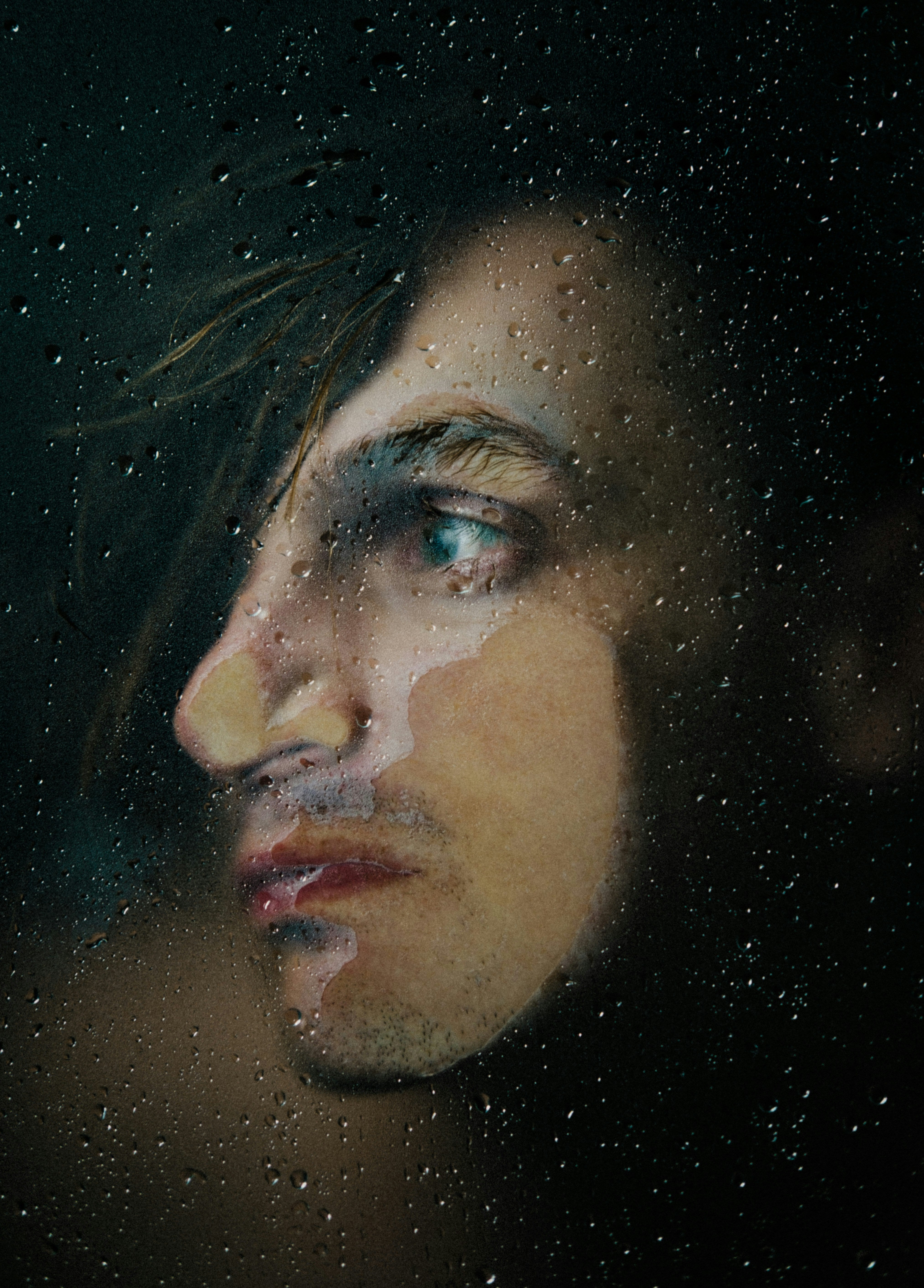 Person hinter beschlagener Glasscheibe in dampfgefülltem Badezimmer mit Wassertropfen Photo: roman raizen (Unsplash)
